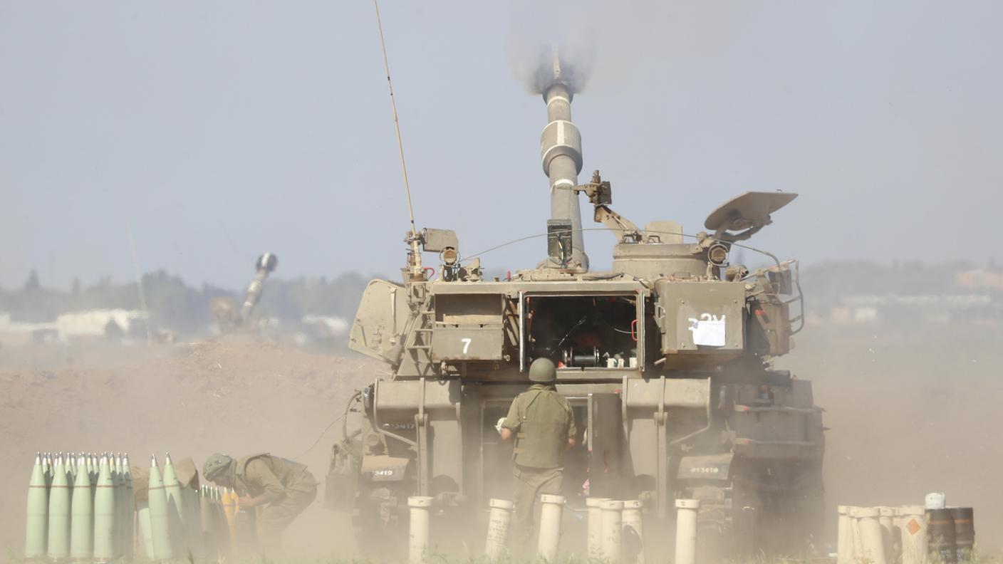Artiglieria israeliana spara contro obiettivi nella Striscia di Gaza, sabato 15 maggio