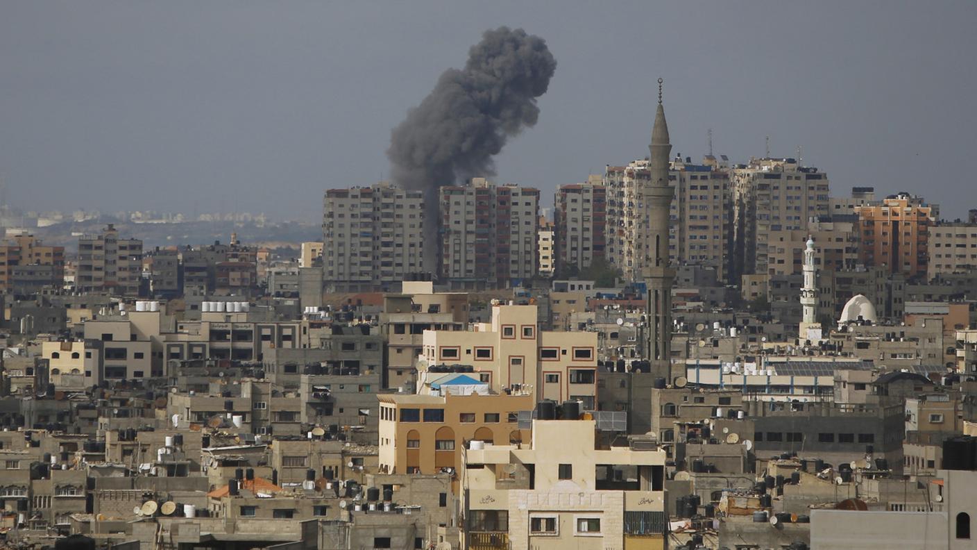 Il fumo sale dopo un attacco aereo israeliano a Gaza City, giovedì 20 maggio