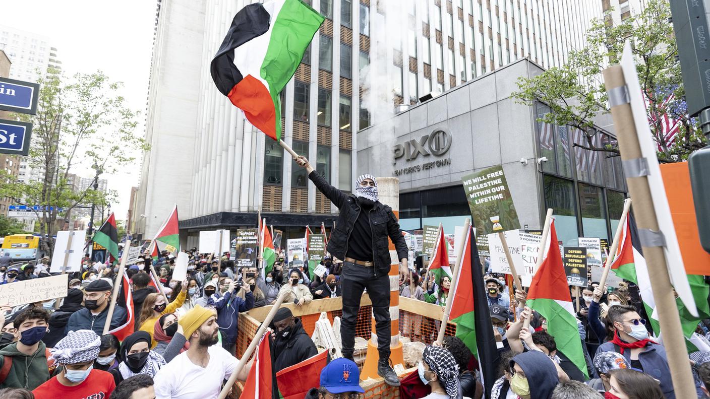 Manifestanti filo-palestinesi vicino al Consolato Generale di Israele a New York, USA, l'11 maggio