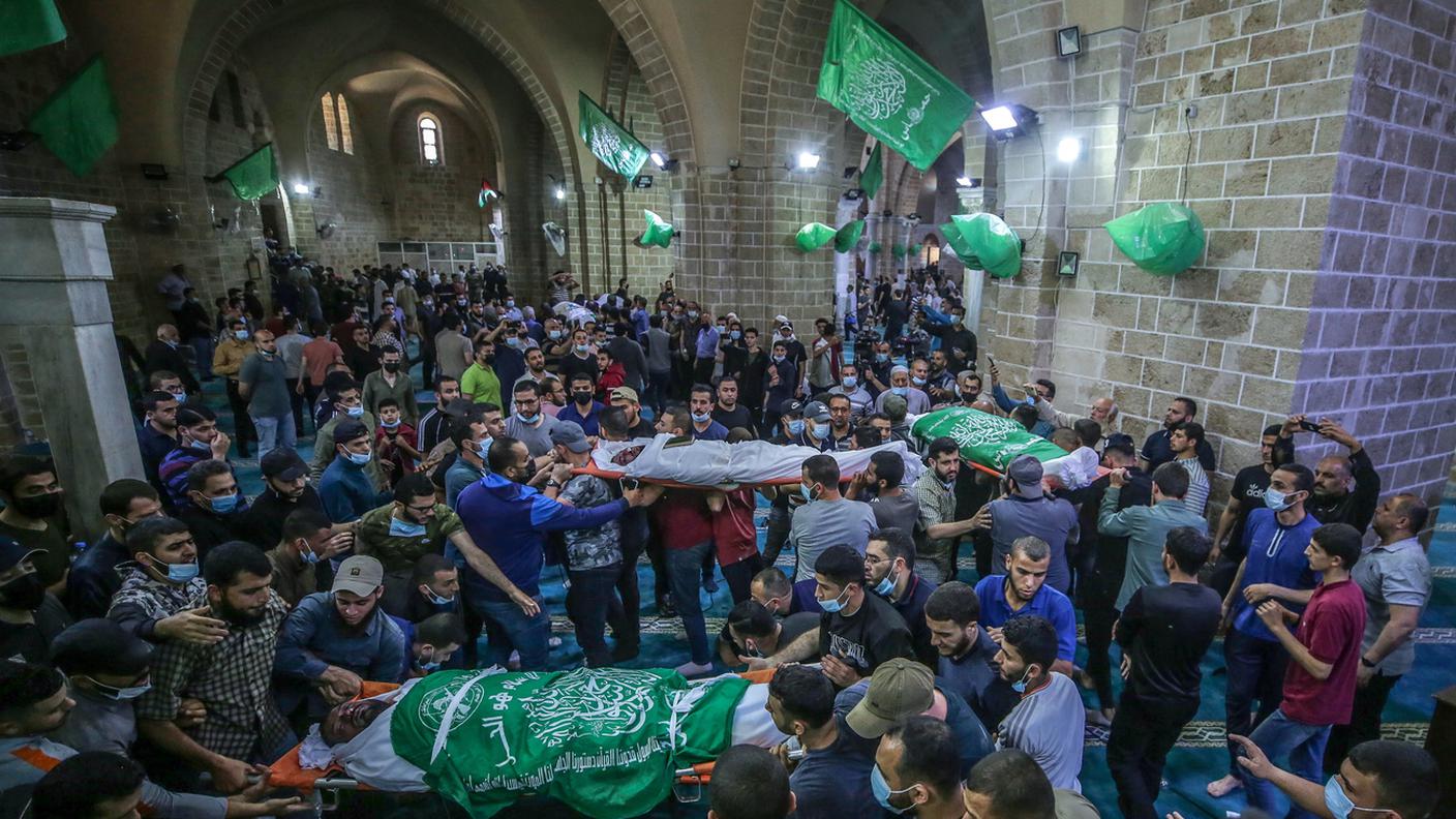 Palestinesi partecipano al funerale di 15 persone che sono state uccise in un attacco aereo israeliano a Gaza City, 13 maggio