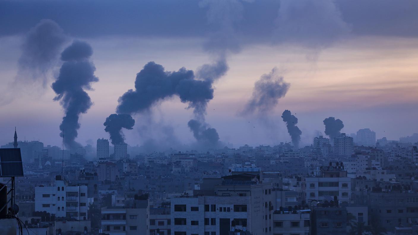 Fumo e fiamme si alzano dopo un attacco aereo israeliano su Gaza City, 12 maggio 2021