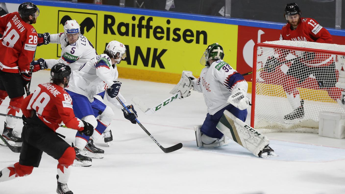 Il numero 88 canadese Mangiapane insacca la rete del momentaneo 3-2