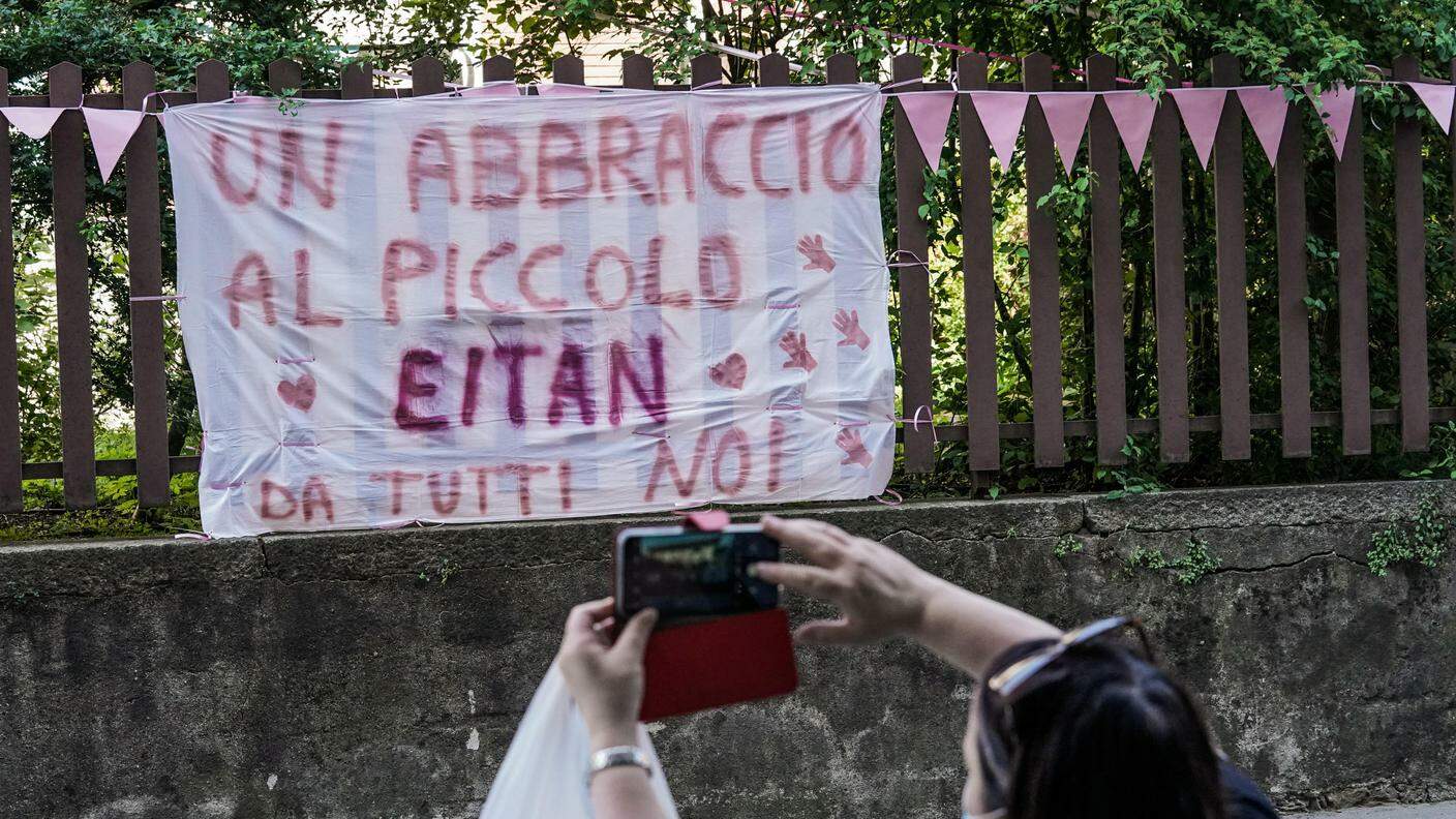 Torino: uno striscione per il piccolo Eitan