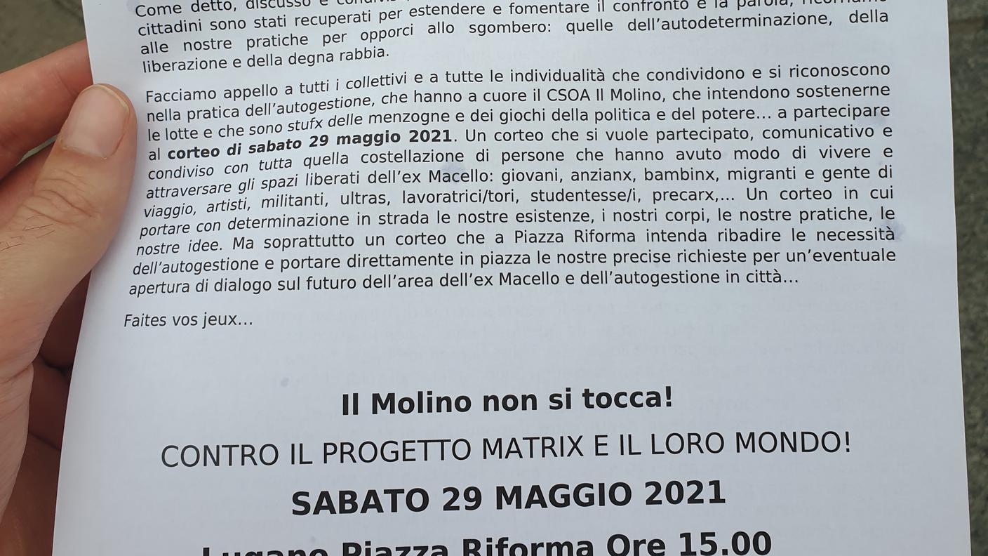 Un volantino distribuito ai passanti