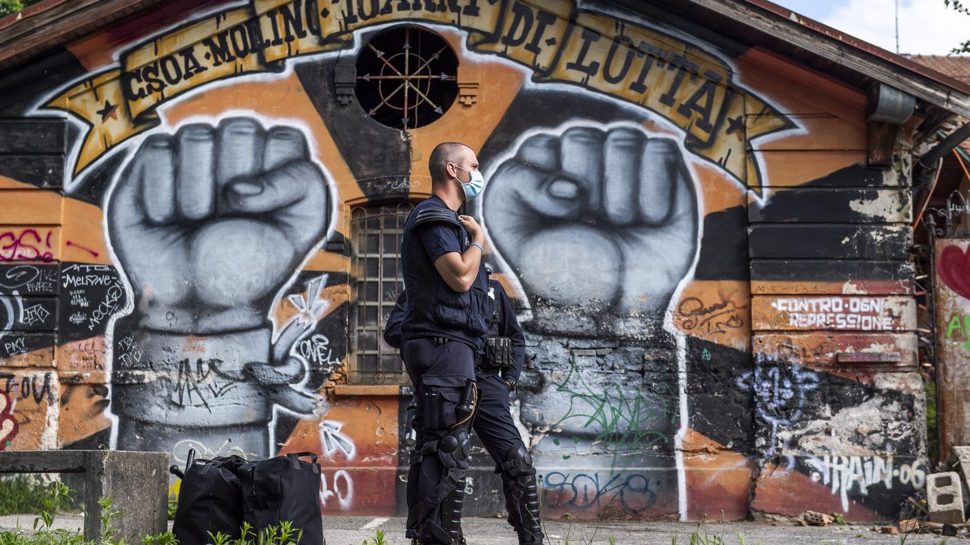 La polizia continua a presidiare la zona