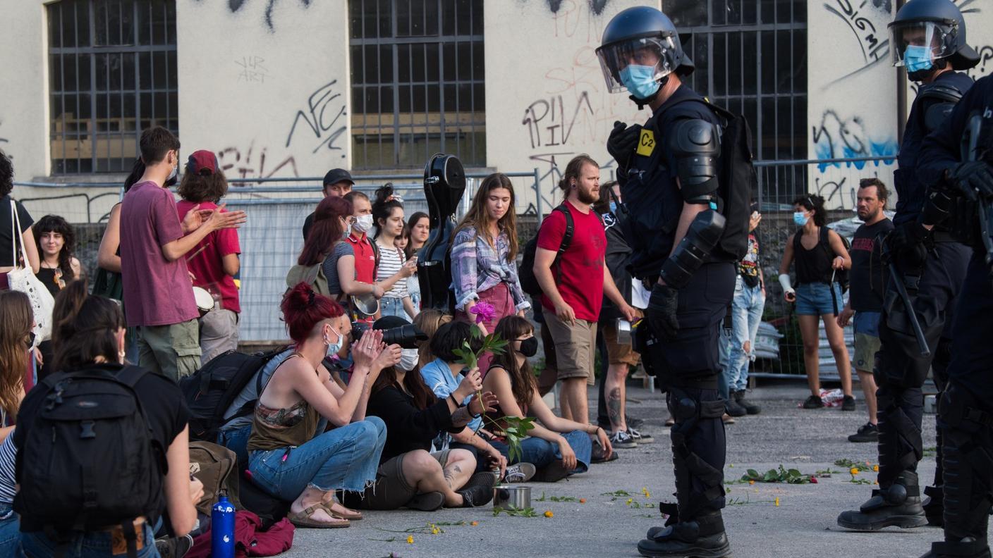 Giovani e polizia fronte a fronte al Macello domenica sera