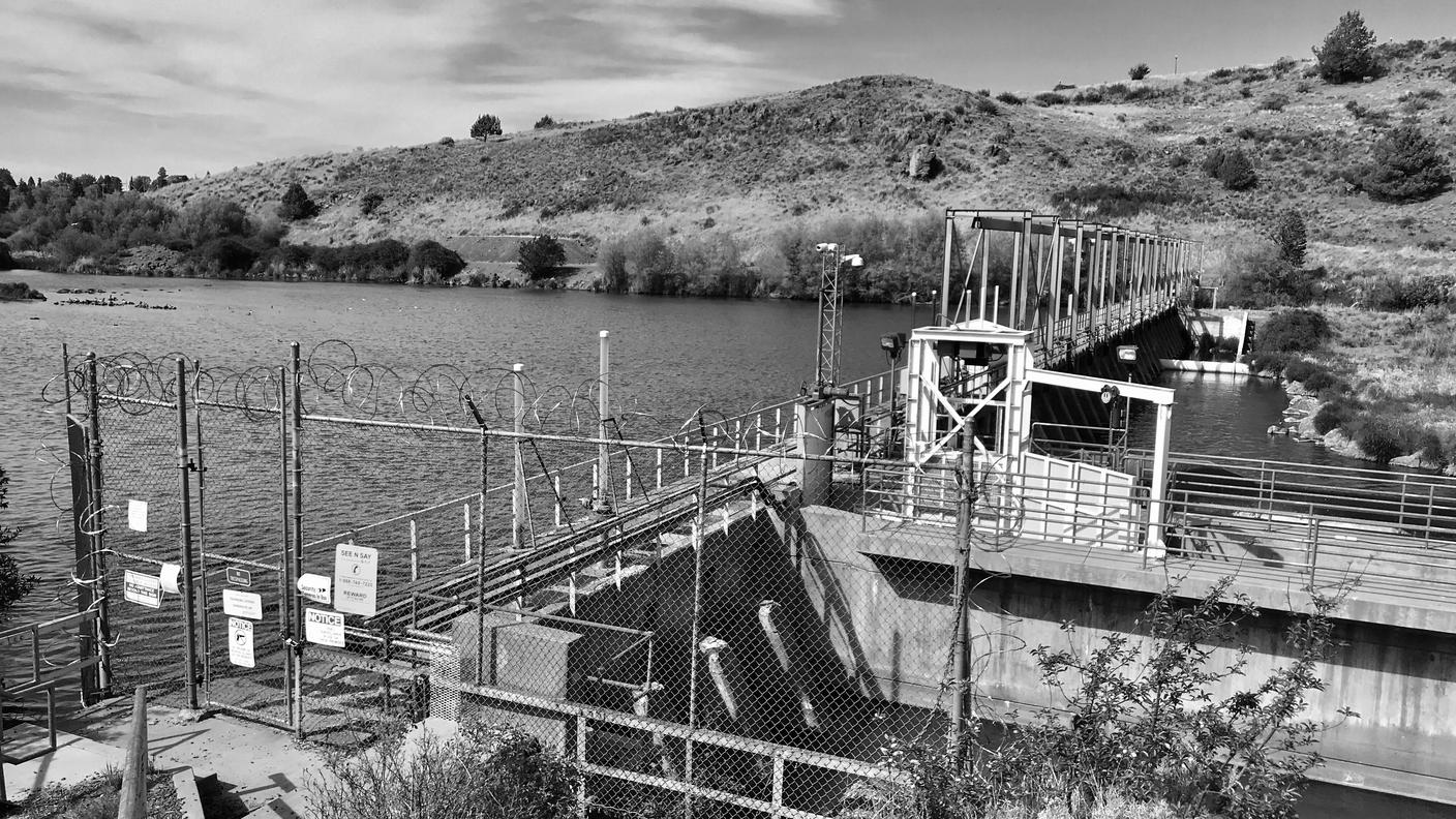 La diga sul fiume che esce dal bacino artificiale del lago Klamath