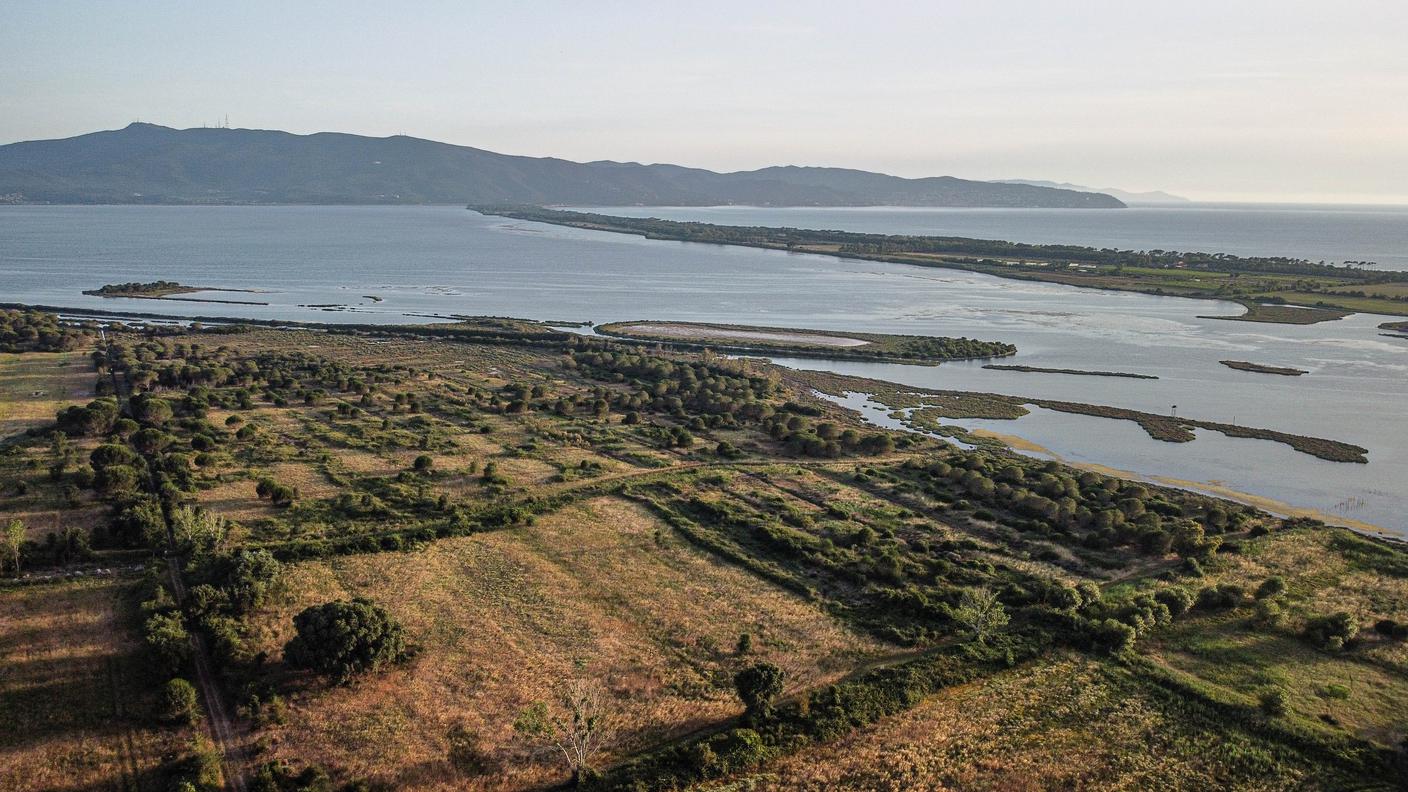 L’Oasi Wwf di Orbetello vista dal nostro drone al tramonto e il promontorio del Monte Argentario