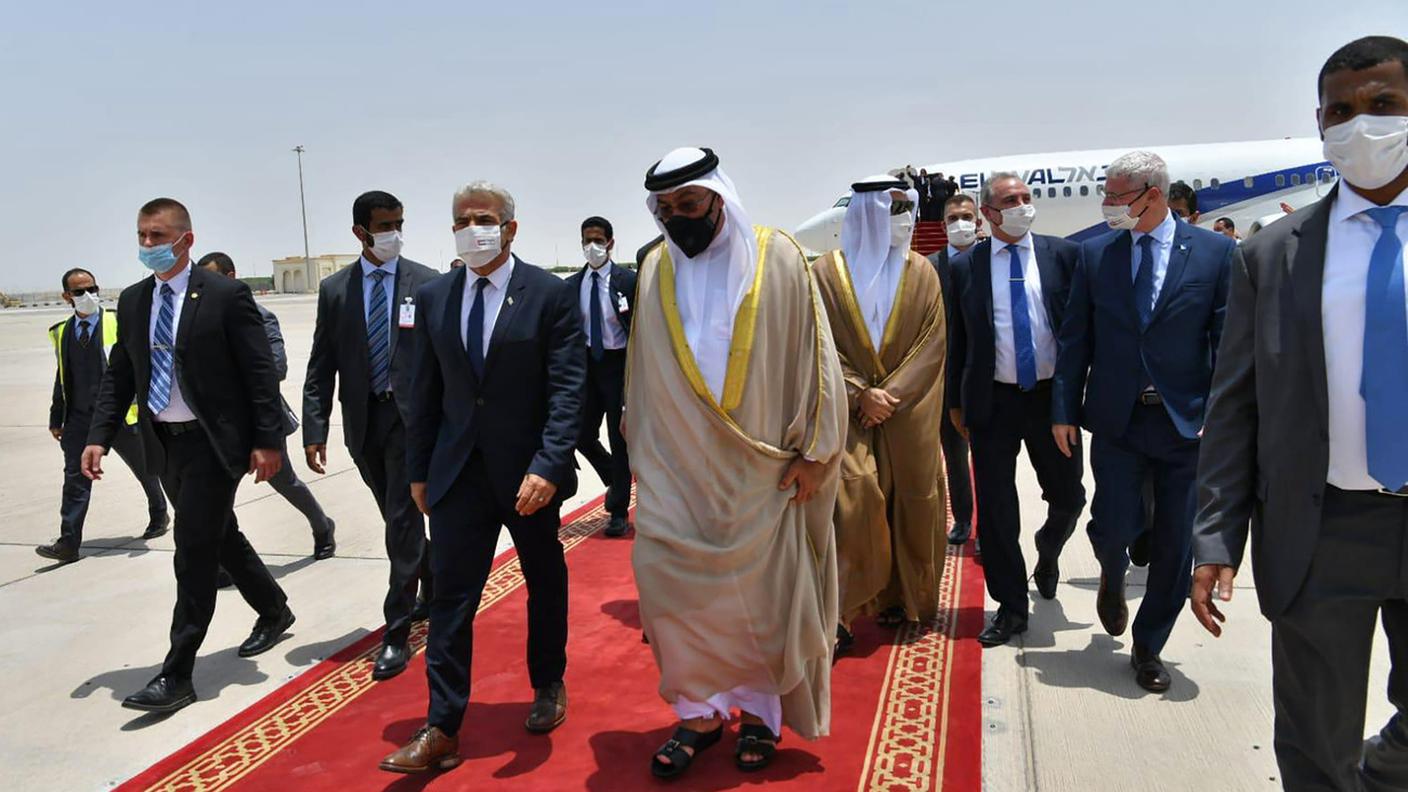 L'arrivo ad Abu Dhabi del ministro degli esteri israeliano Yair Lapid 