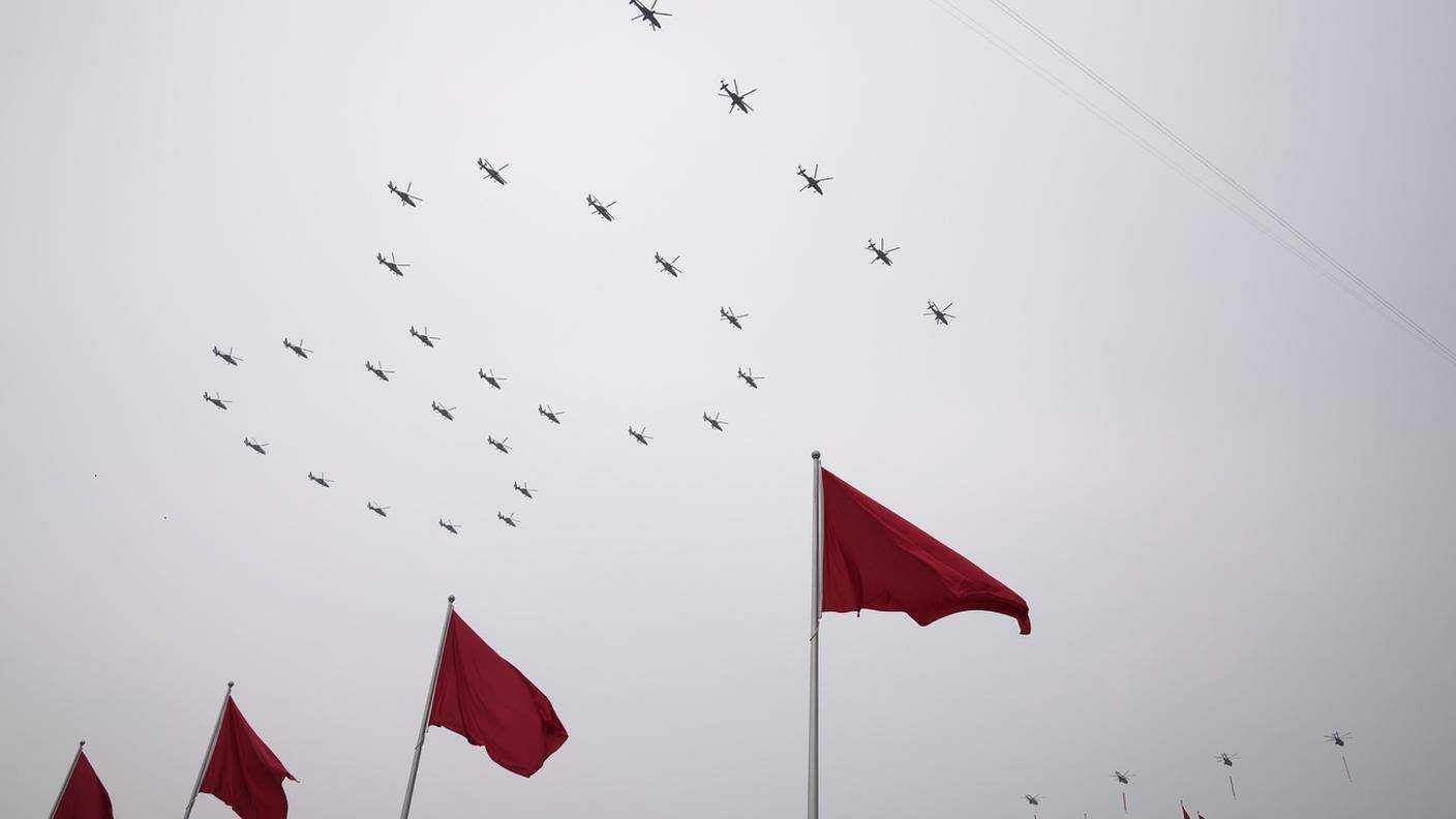 L'anniversario celebrato anche nel cielo di Pechino dagli elicotteri in formazione 100