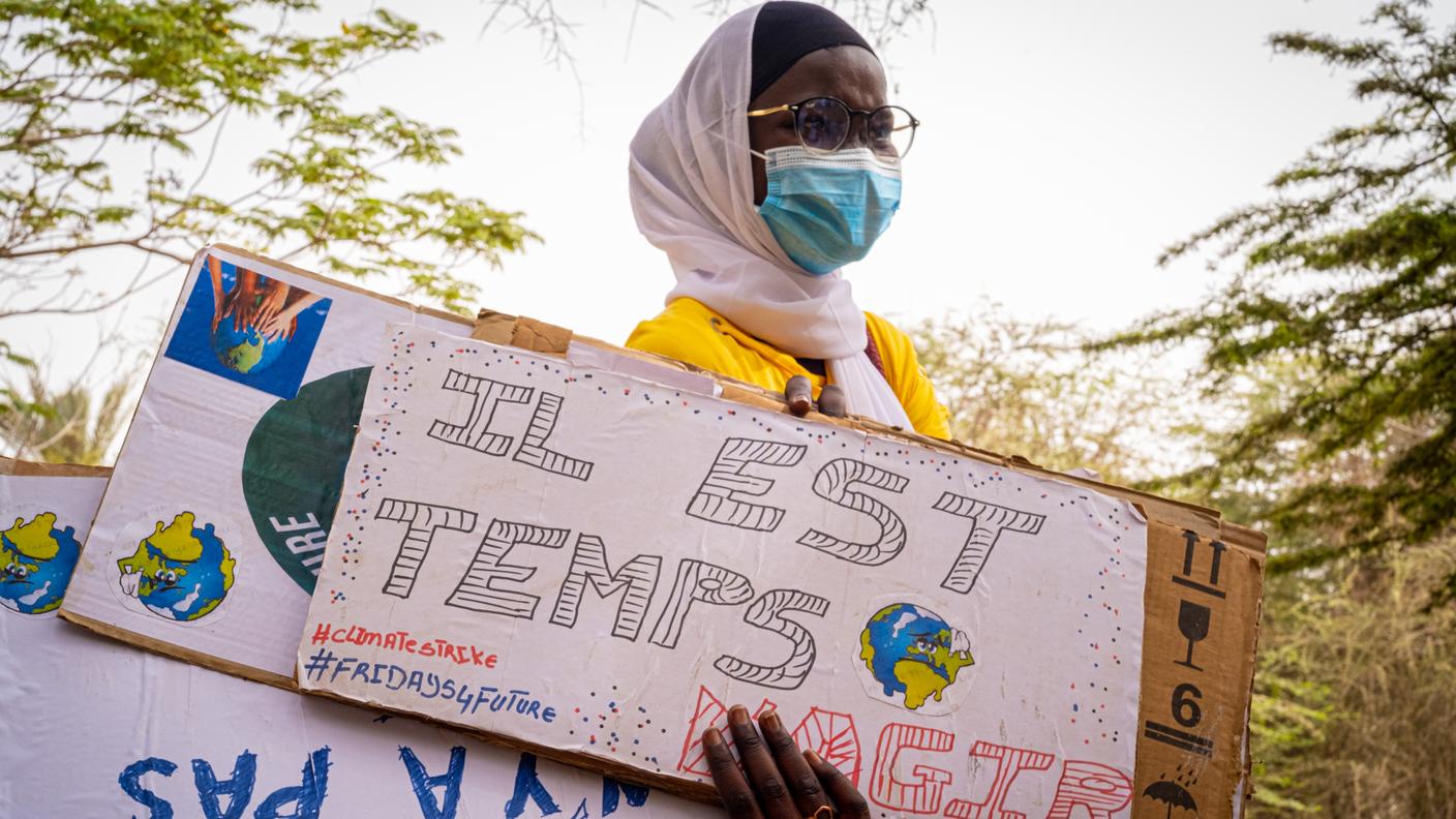 Attivista senegalese di “Fridays for Future Senegal” prepara dei cartelloni con la scritta “È tempo di agire”. Tra le attività: rimboschimento delle città cementificate e pulizia delle spiagge
