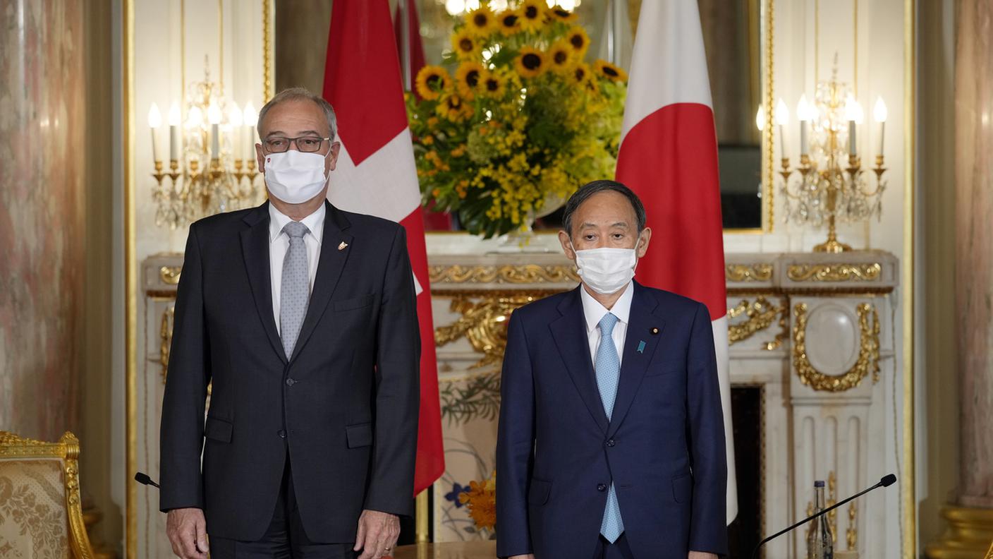 Parmelin e Suga in posa per la foto di rito