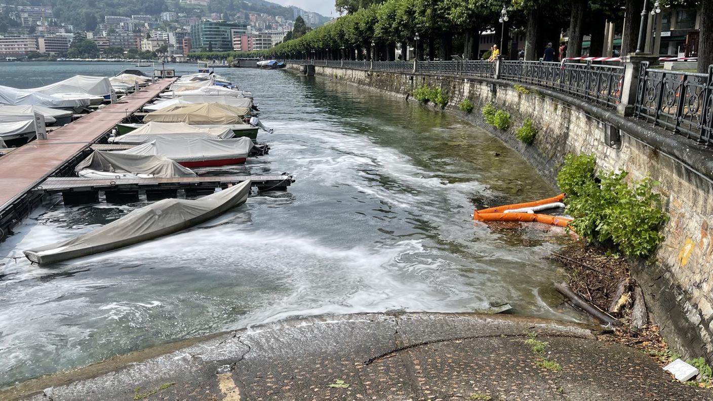 Pompieri in azione di fronte al LAC