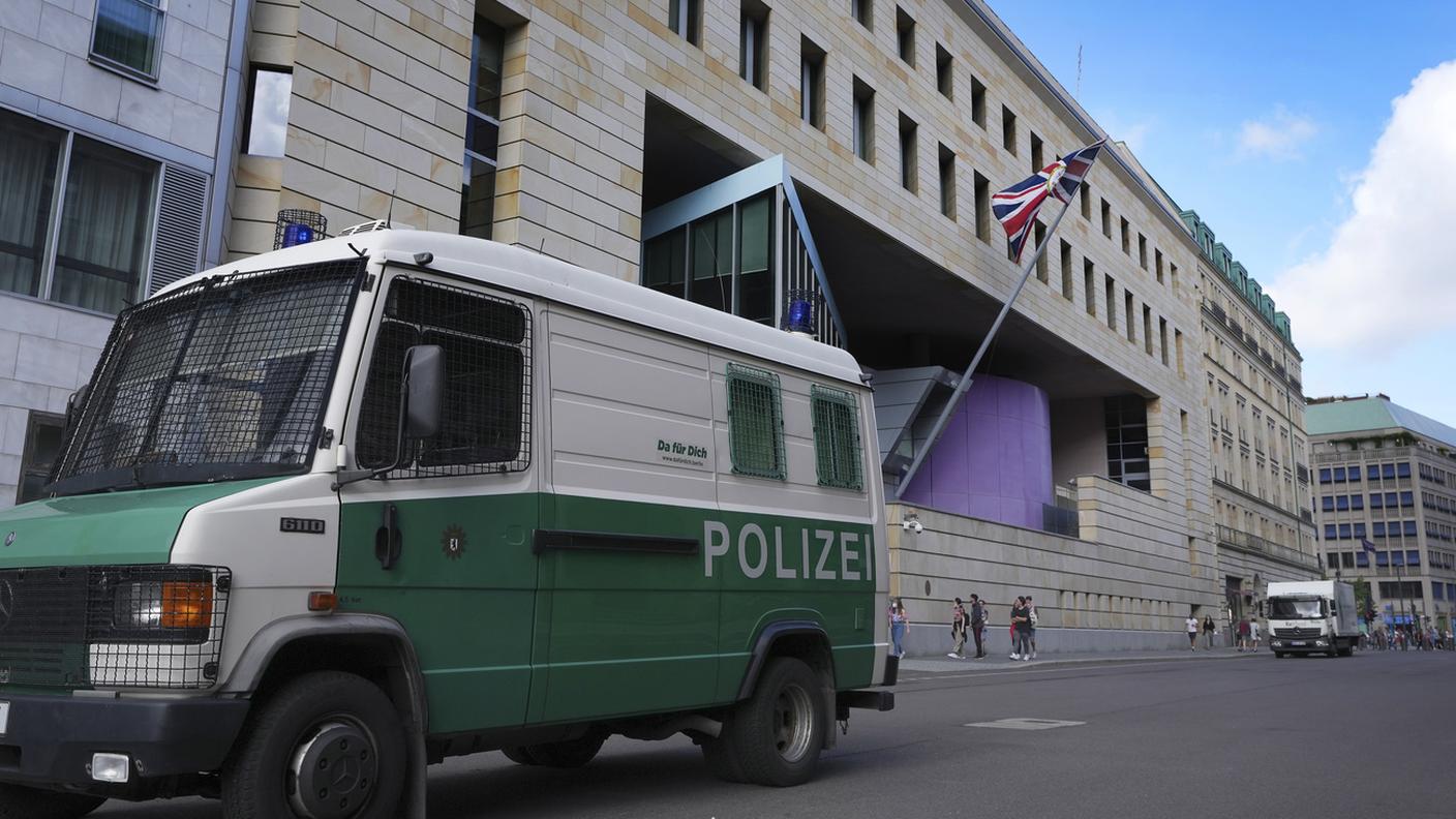 Polizia di fronte all'ambasciata britannica