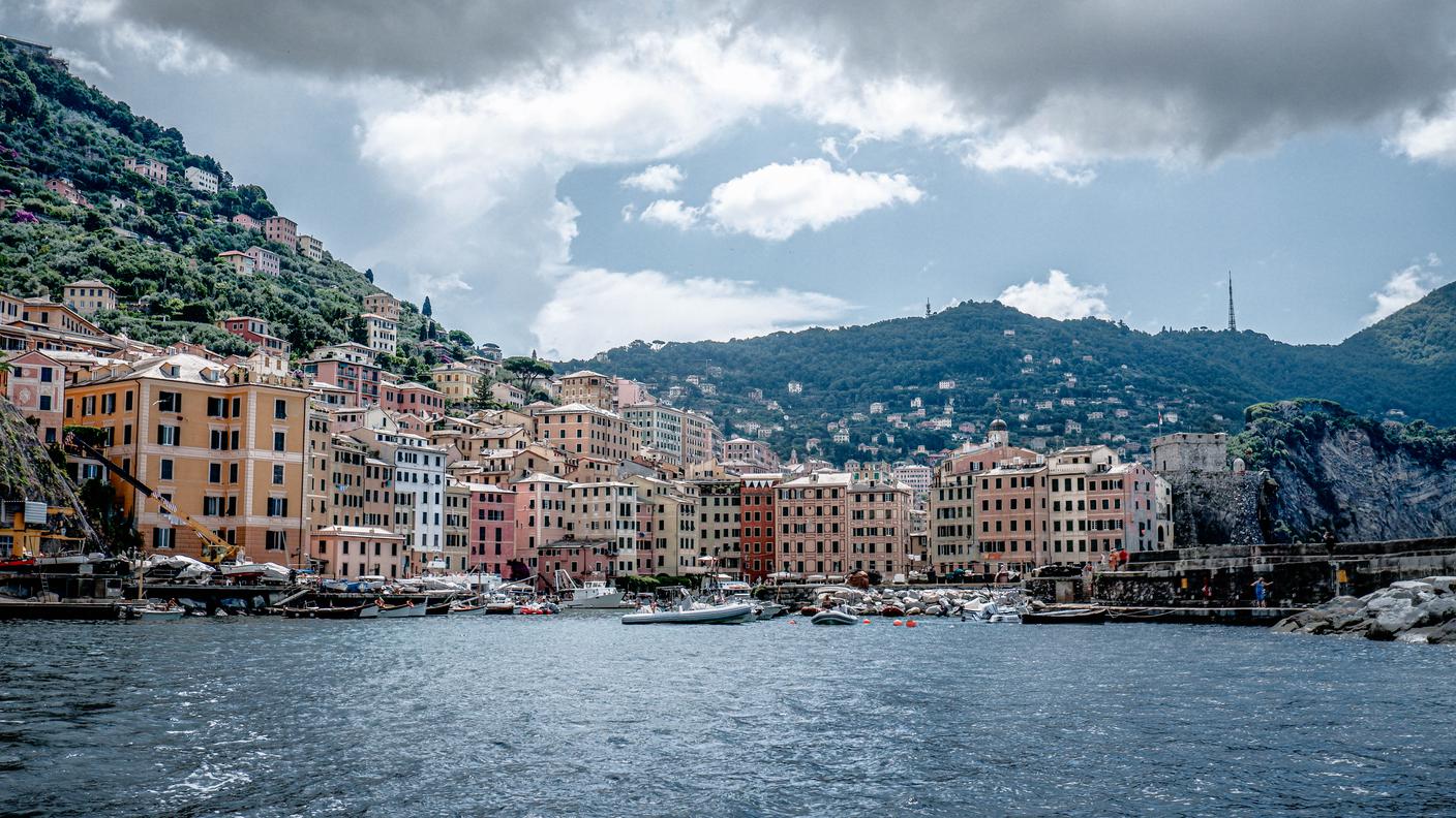 Una veduta di Camogli, antico porticciolo del Levante ligure incastonato nel Parco di Portofino. Il suo nome potrebbe derivare da “case a mucchi”, o “case delle mogli” (visto che le donne restavano a riva ad aspettare il rientro dei mariti pescatori)