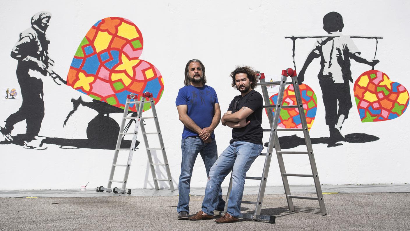 Kabir Mokamel e Omaid Sharifi: due dei fondatori degli ArtLords immortalati davanti al murale realizzato al Parco Tassino di Lugano nel 2019