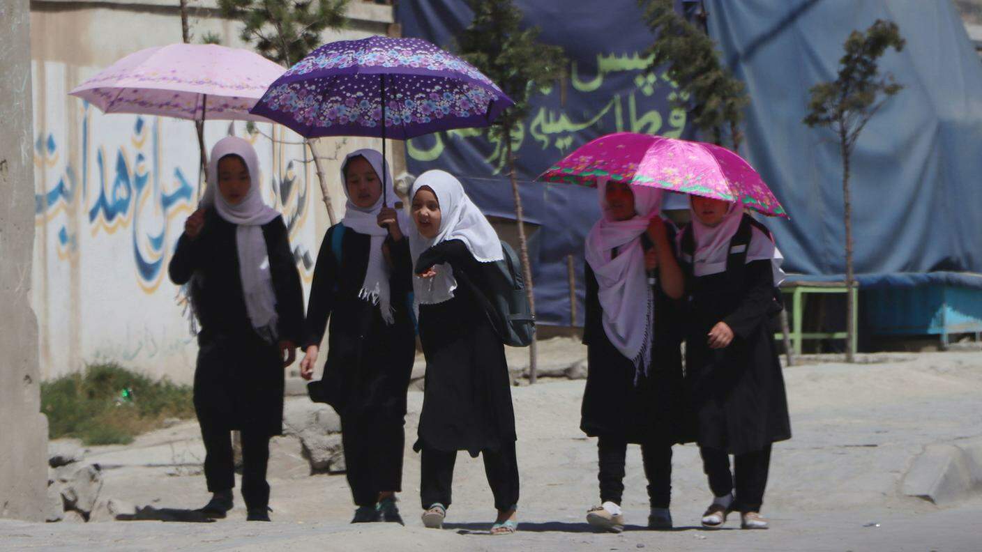 Bambine si recano a scuola a Kabul in una foto scattata il 5 settembre