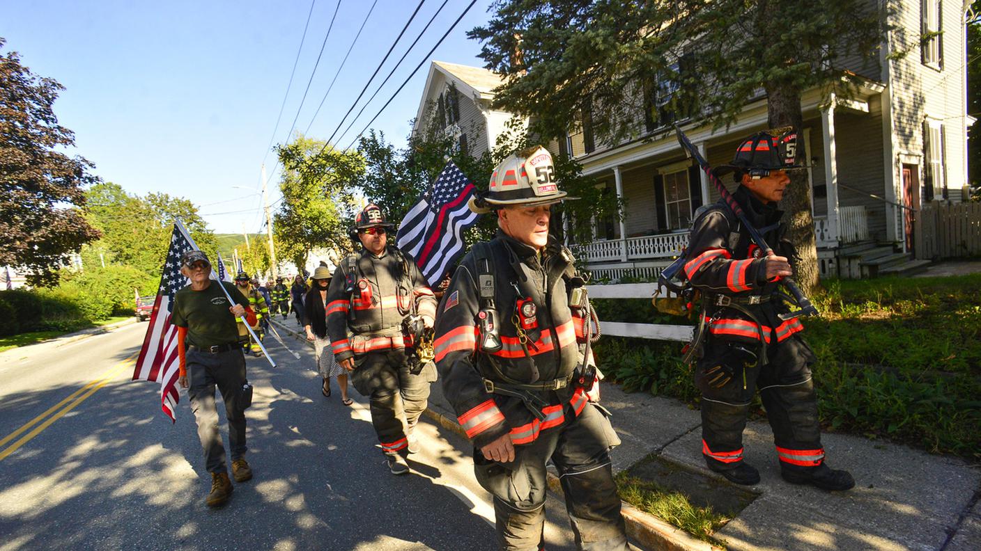 La "Camminata per ricordare" dei pompieri del Vermont. 343 loro colleghi newyorchesi morirono l'11 settembre