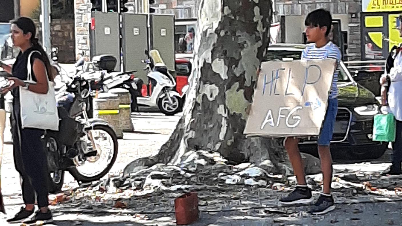 Diversi i cartelli con slogan a sostegno del popolo afghano