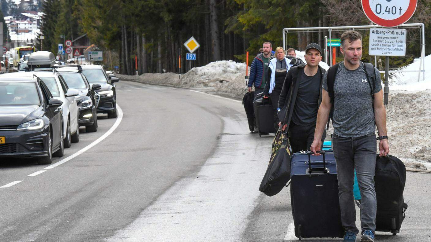 13 marzo 2020: migliaia di turisti lasciano le località sciistiche del Tirolo in tutta fretta per evitare l'isolamento