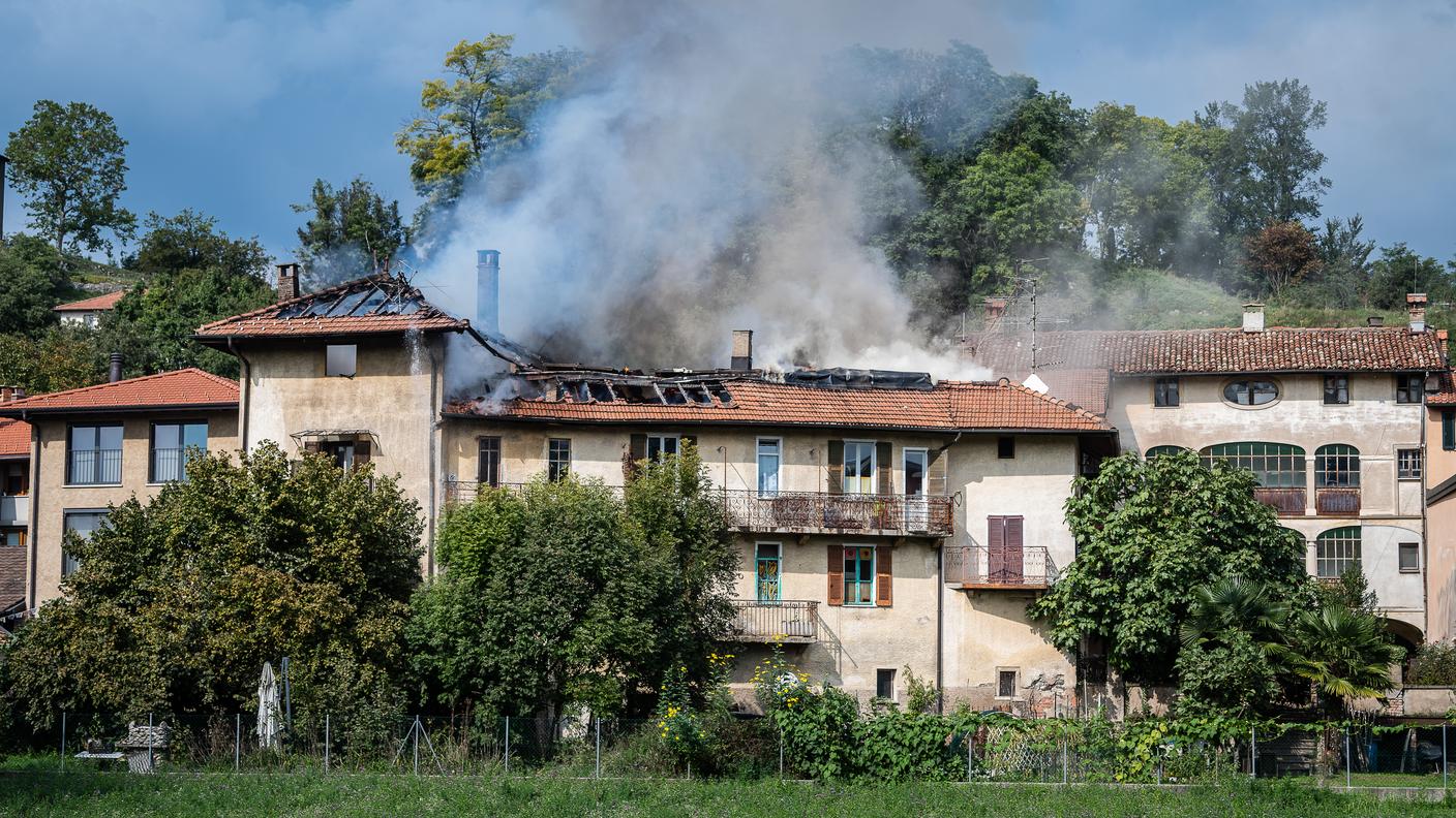 Le immagini dell'incendio nel nucleo del paese