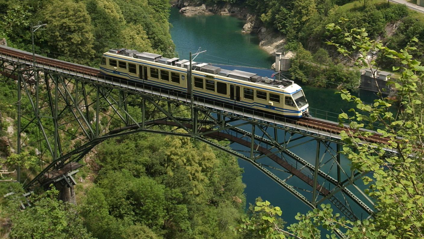 Sulla tratta elvetica i treni stanno regolarmente circolando tra Locarno e Camedo