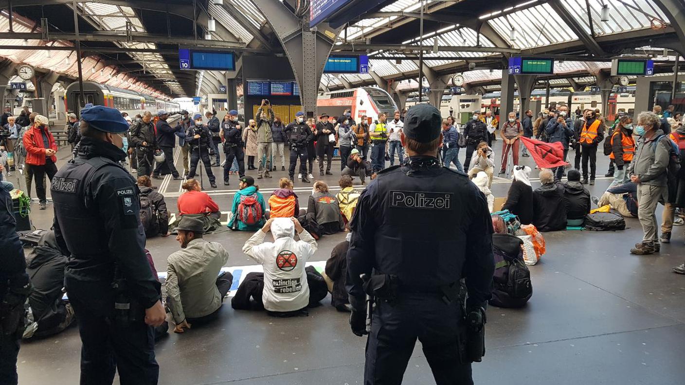 Gli attivisti di XR bloccano alla stazione centrale
