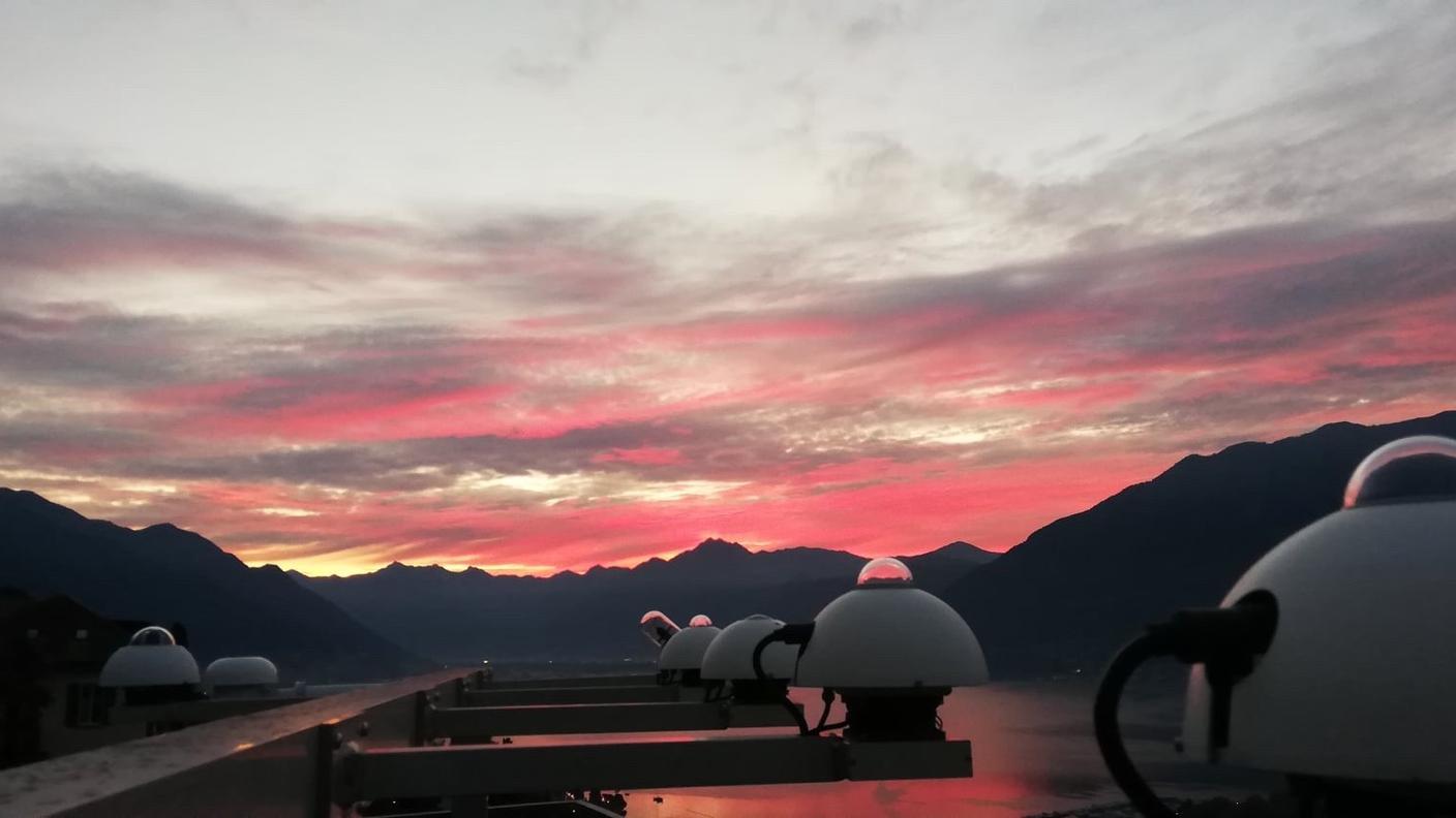 Non sono solo albe e tramonti a regalarci il colore rossastro del cielo. Nuvole permettendo ci penserà anche il curioso fenomeno spiegato da MeteoSvizzera