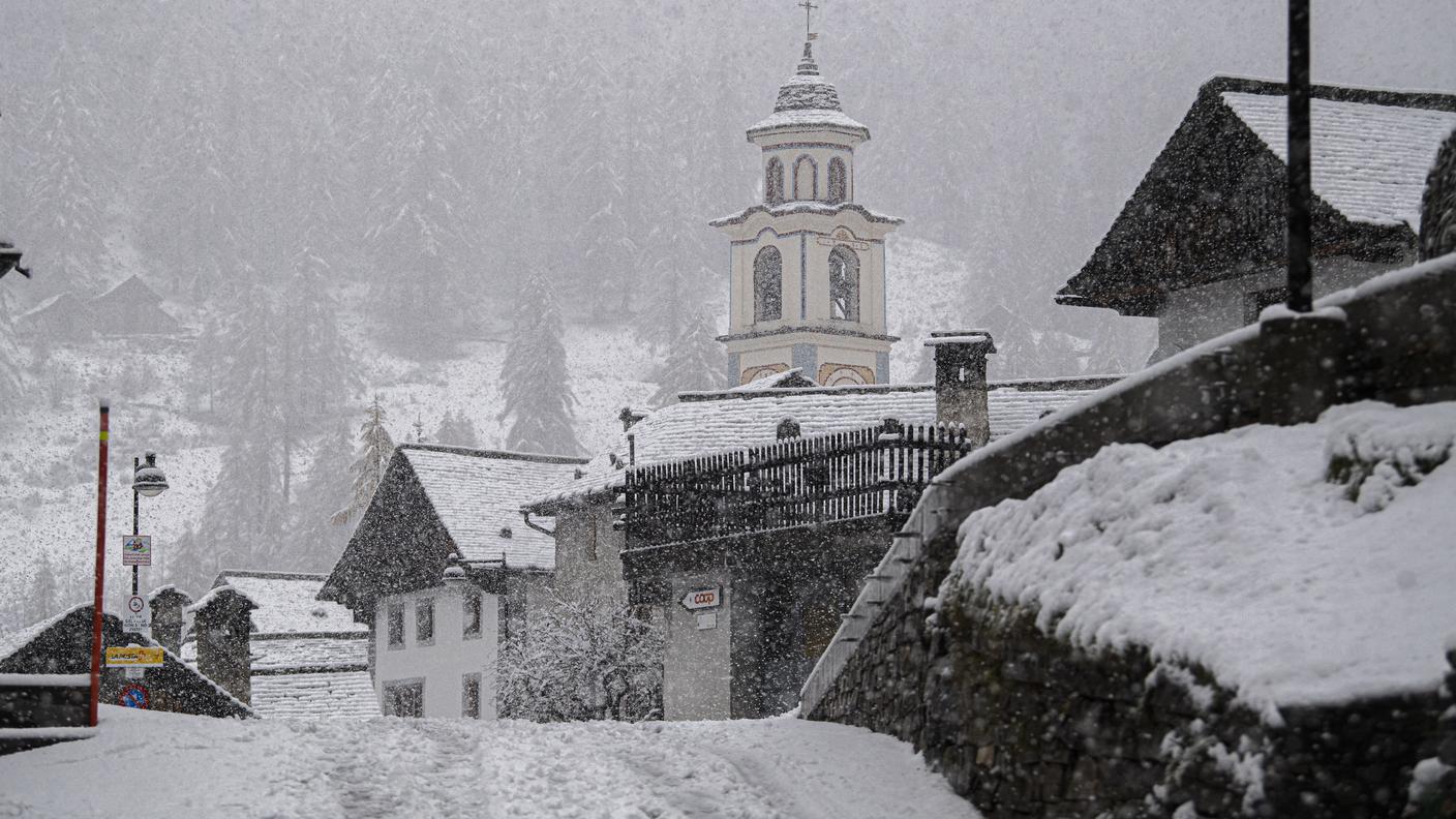 La prima neve su Bosco Gurin