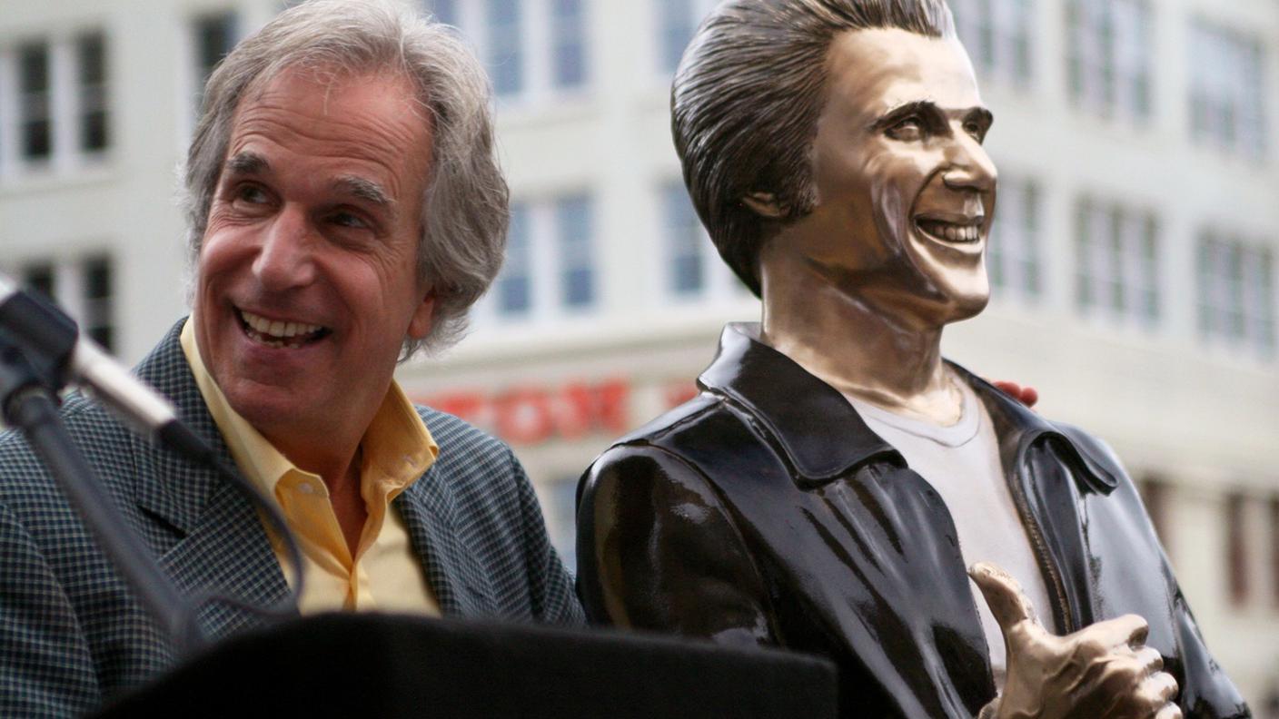 Winkler vicino ad una statua di "Fonzie" in una foto del 2008