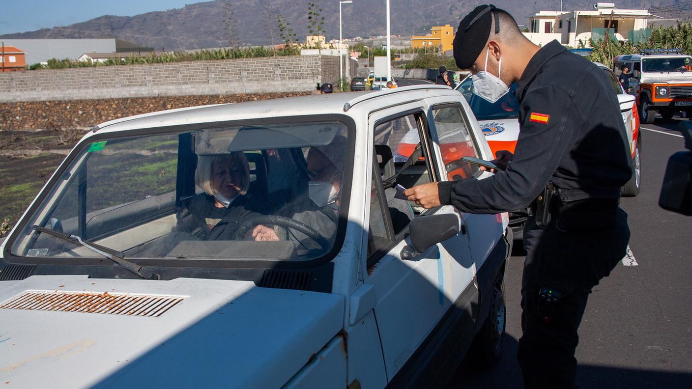 La guardia civil controlla gli abitanti