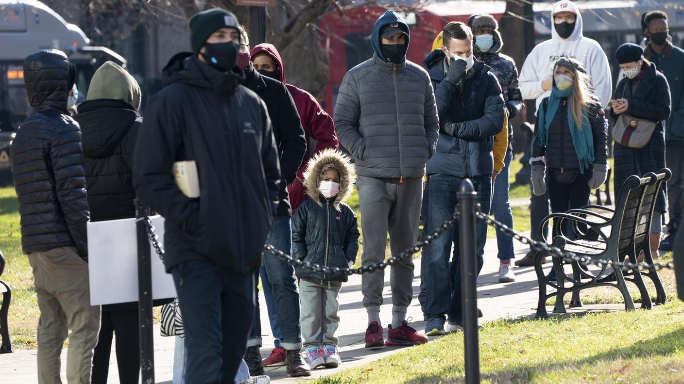 In fila per un tampone...