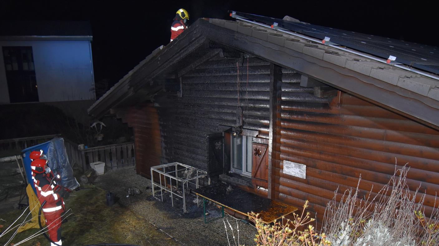 La facciata bruciata dalle fiamme