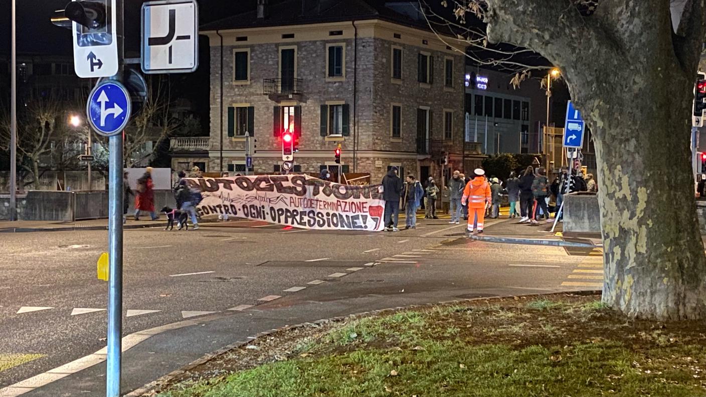 Uno striscione esposto mercoledì sera dai manifestanti 
