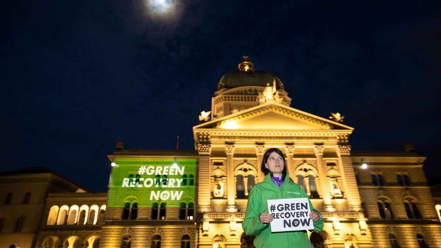Il messaggio di GreenPeace proiettato su Palazzo federale