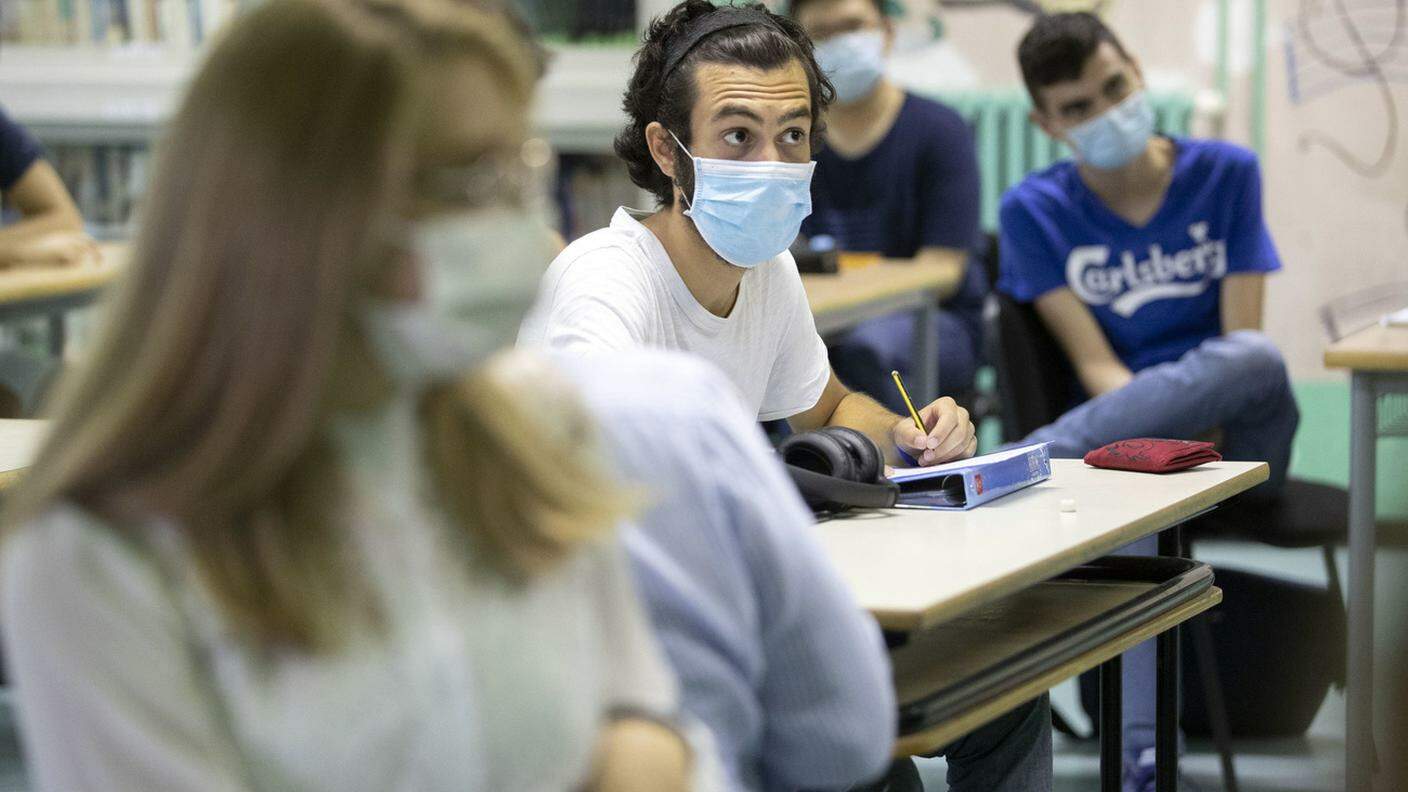 Studenti con la mascherina a Roma