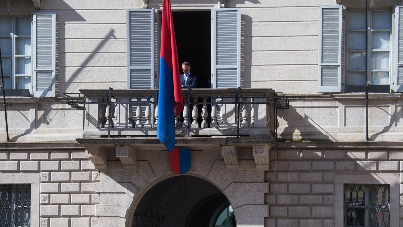 Il presidente del Governo Gobbi abbassa lo sguardo