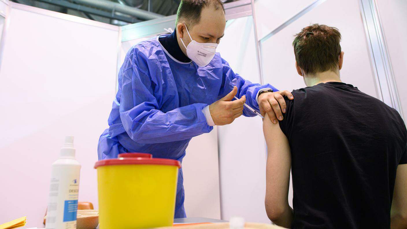 Metà degli svizzeri favorevoli a privilegi per chi è stato vaccinato