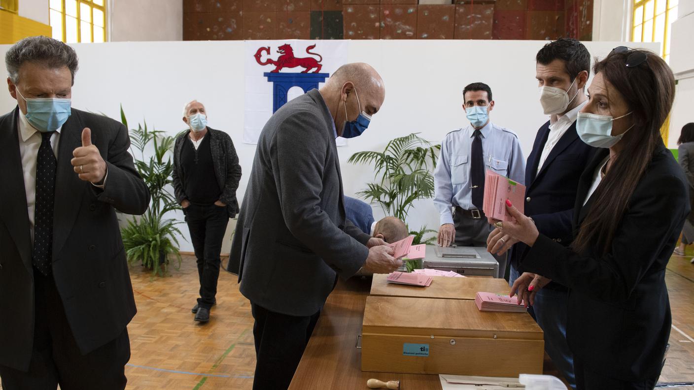 Il segretario comunale di Chiasso Umberto Bazaretti durante il conteggio