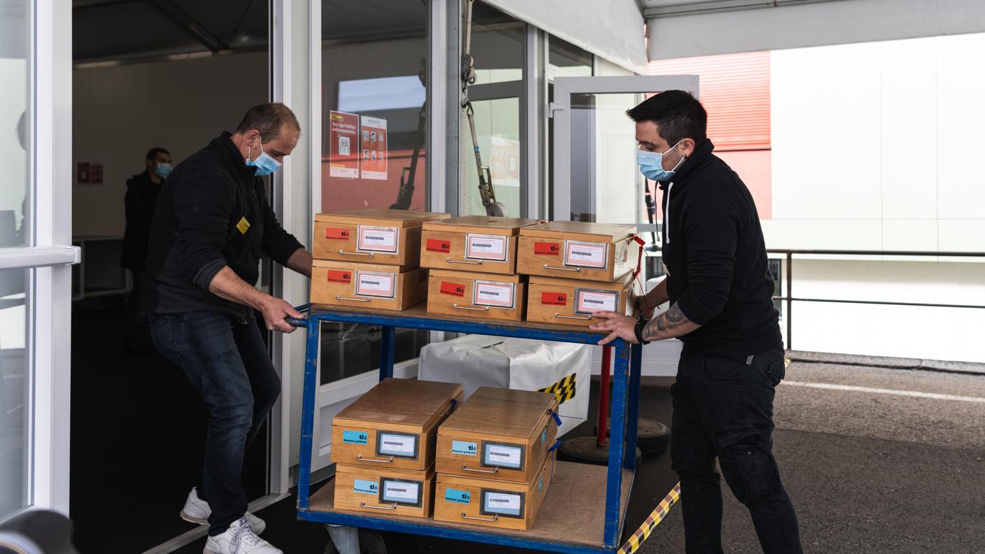 Le prime cassette elettorali al Palasport