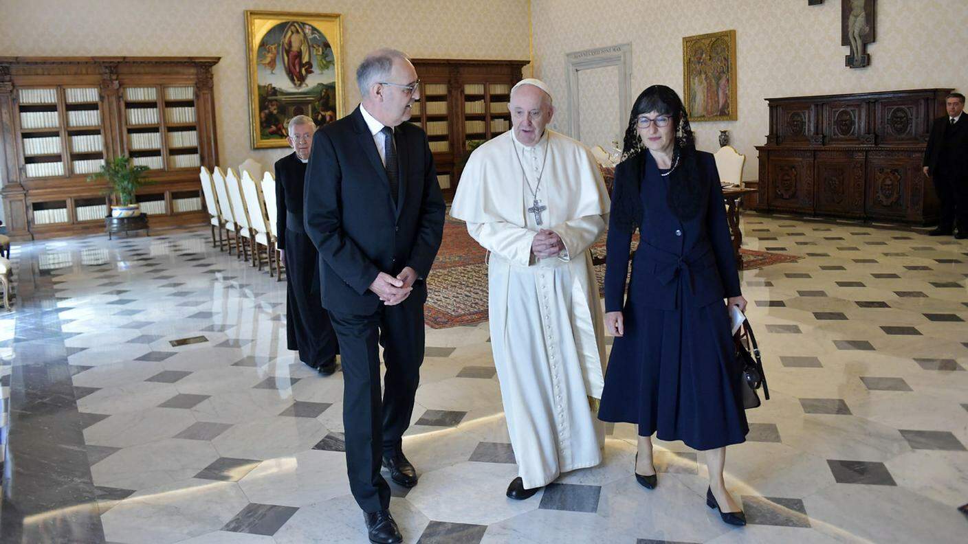 Guy e Caroline Parmelin con papa Francesco