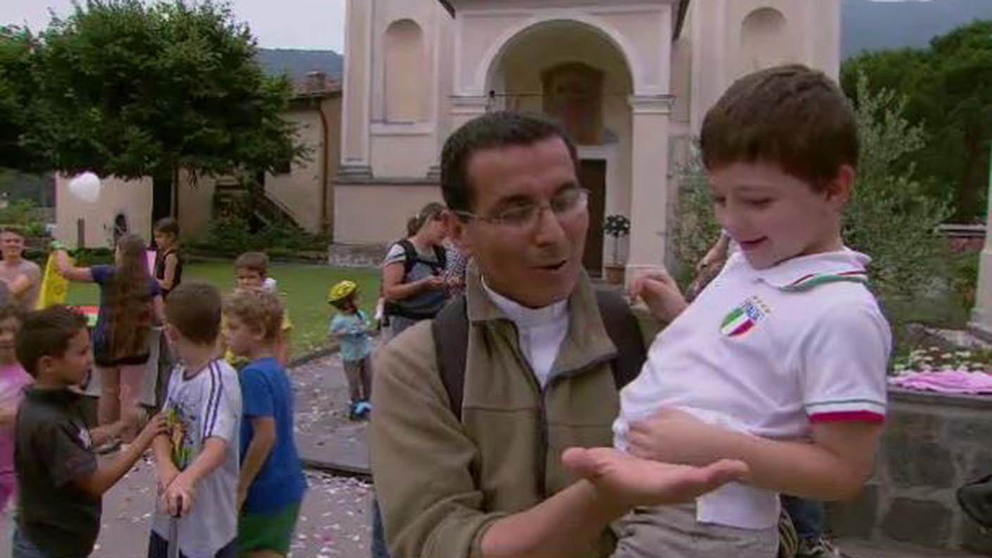 Don Luis saluta i parrocchiani.jpg