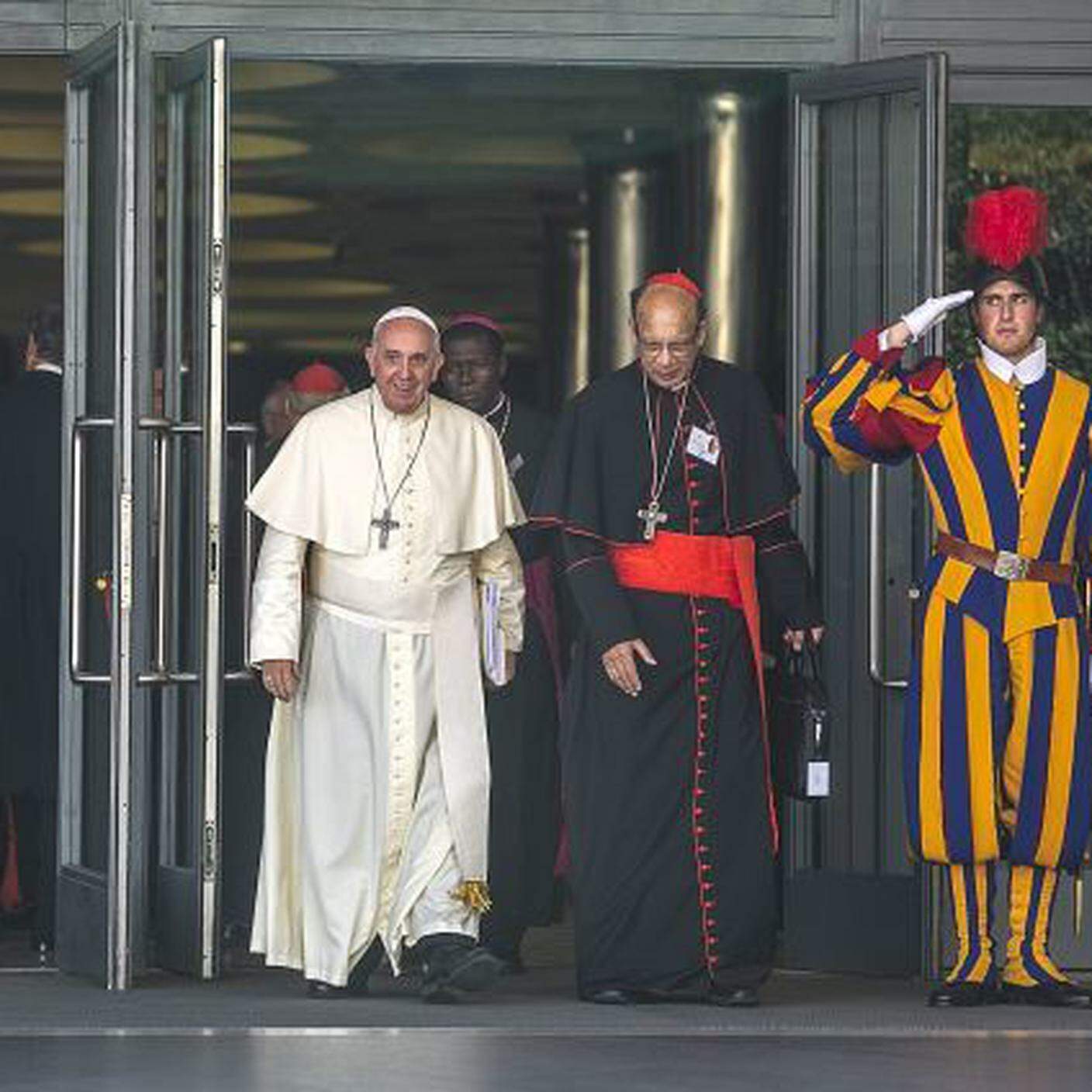 Papa Bergoglio all'uscita del Sinodo delle famiglie