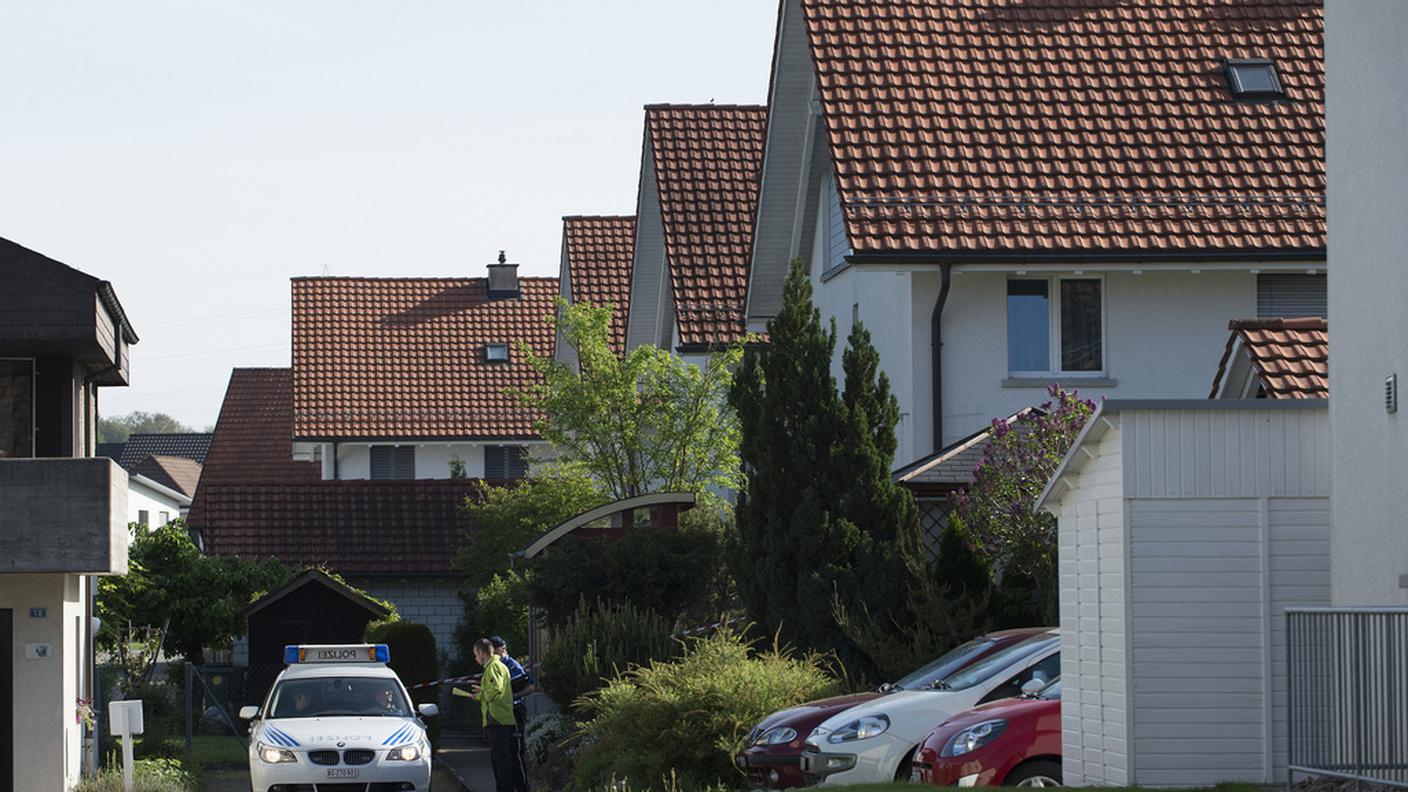 La polizia davanti alla casa dove è avvenuta la strage di Würenlingen Keystone.jpg