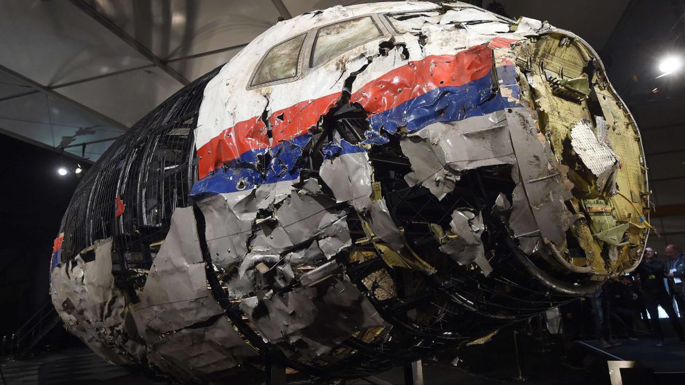 I resti ricomposti dell'aereo abbattuto.jpg