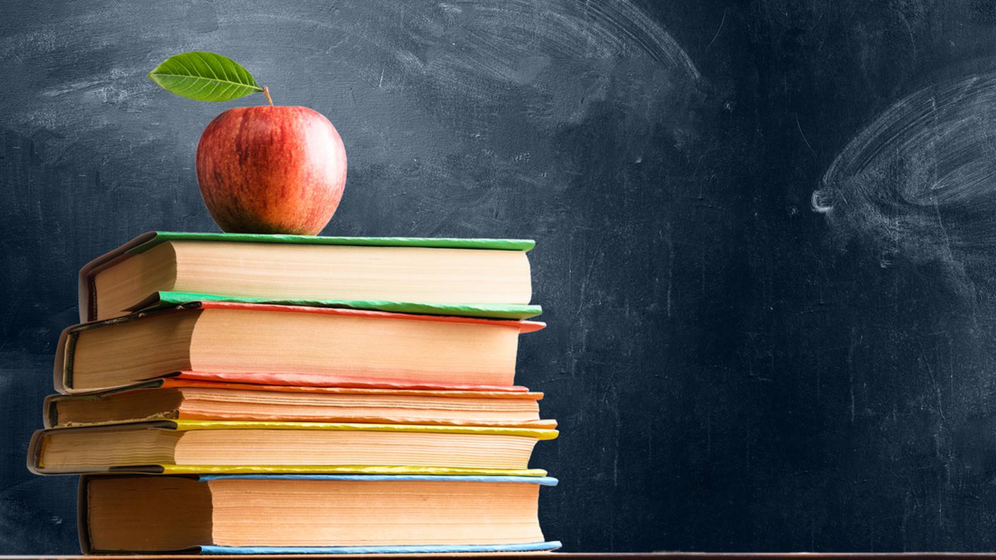 iStock-Aula, Lavagna, Mela, Scrivania, Cibo