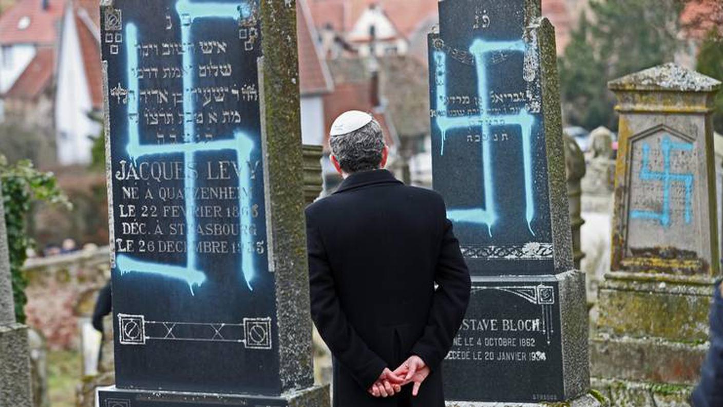 Svastiche in un cimitero ebraico in Alsazia.jpg
