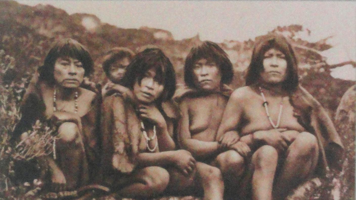 Yámana in una foto del 1883 di William Singer Barclay
