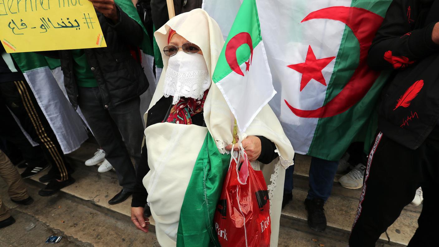 Un'anziana manifestante algerina si unisce a una manifestazione che chiede la partenza dell'intero regime algerino, il 19 aprile 2019.