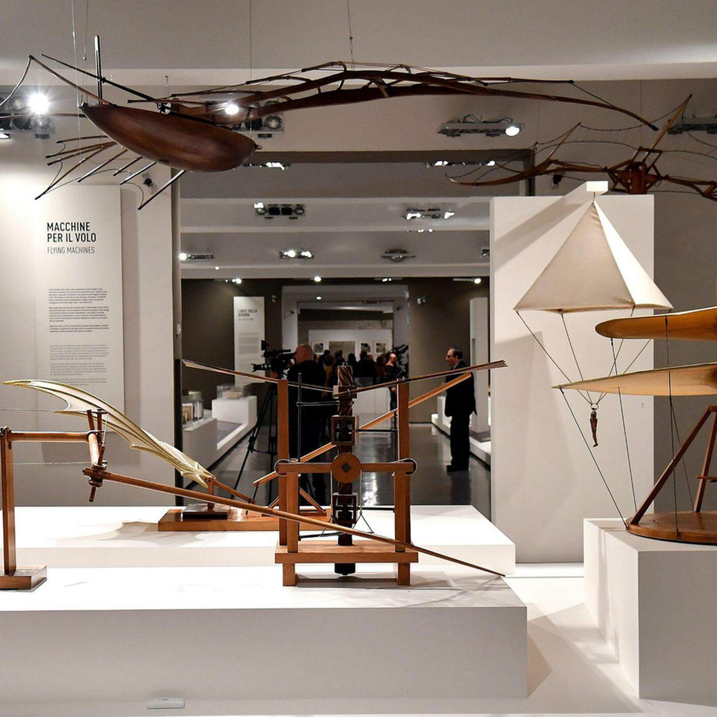 Alcuni modelli in legno ispirati ai disegni di Leonardo Da Vinci  esposti nella mostra "Leonardo da Vinci. La Scienza prima della scienza"